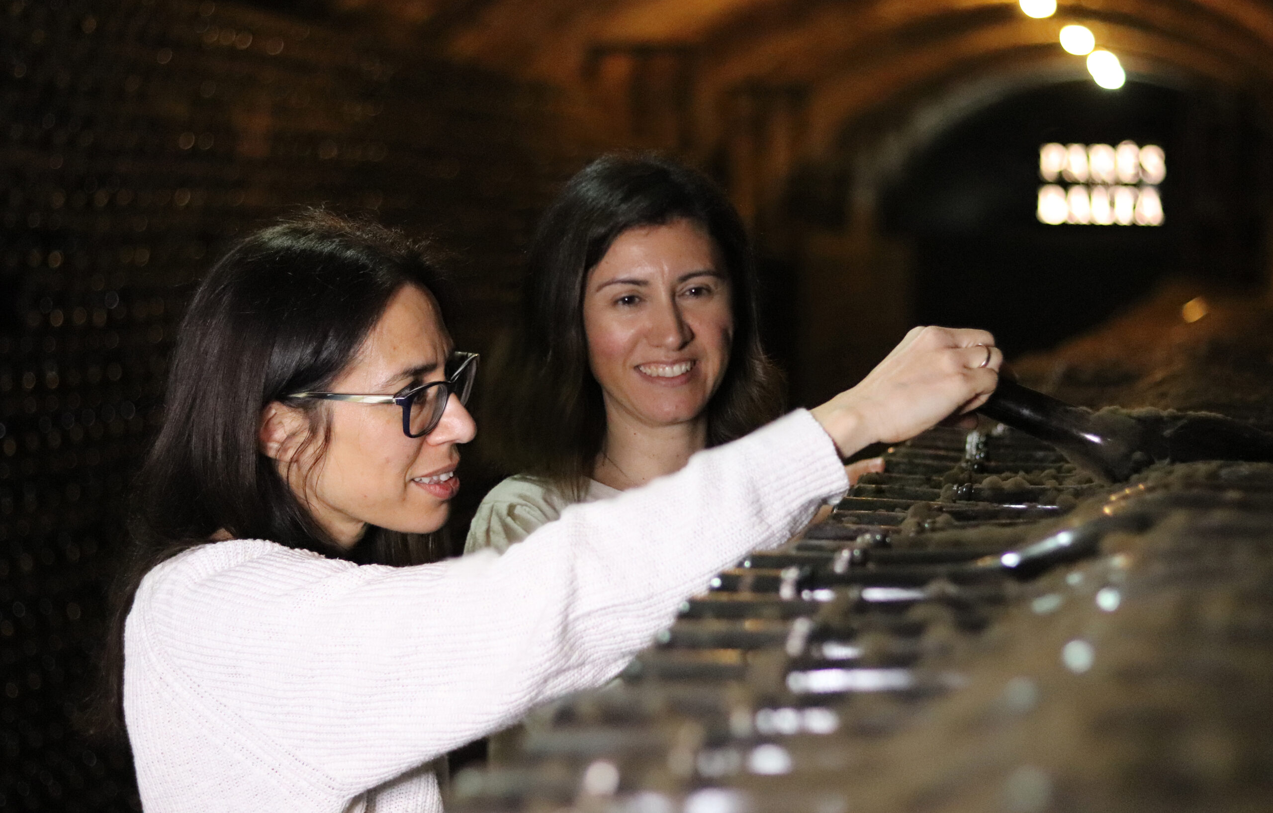 Marta y Maria Elena en la cava